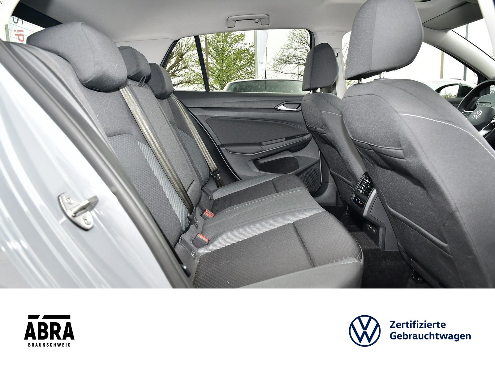 Fahrzeugabbildung Volkswagen Golf VIII 1.5eTSI Active DSG LED+NAV+PDC+ACC+PANO