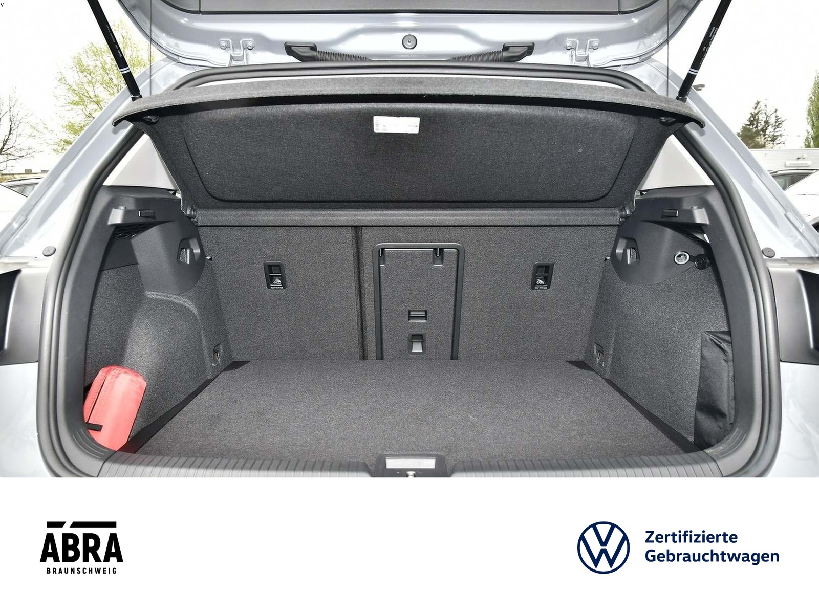 Fahrzeugabbildung Volkswagen Golf VIII 1.5eTSI Active DSG LED+NAV+PDC+ACC+PANO