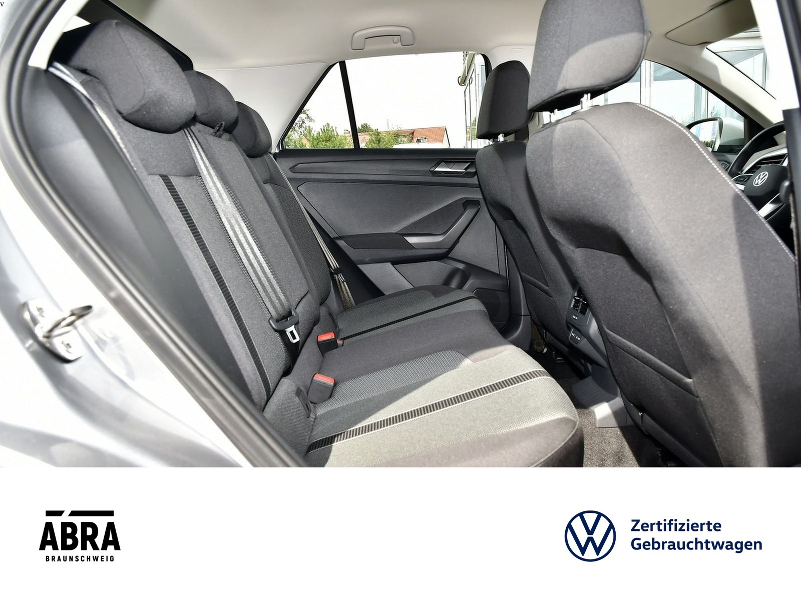 Fahrzeugabbildung Volkswagen T-Roc 1.5 TSI Life LED+CAM+PHONE+PDC