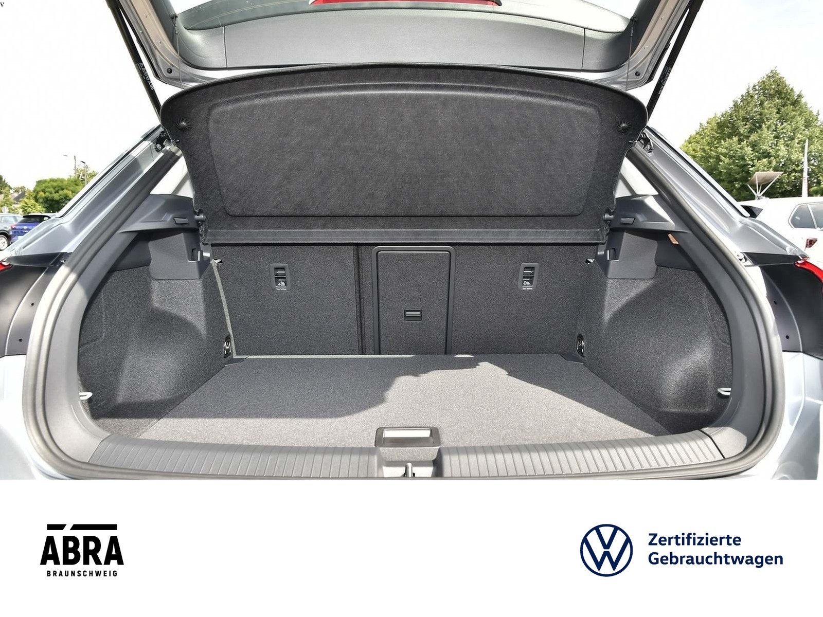 Fahrzeugabbildung Volkswagen T-Roc 1.5 TSI Life LED+CAM+PHONE+PDC