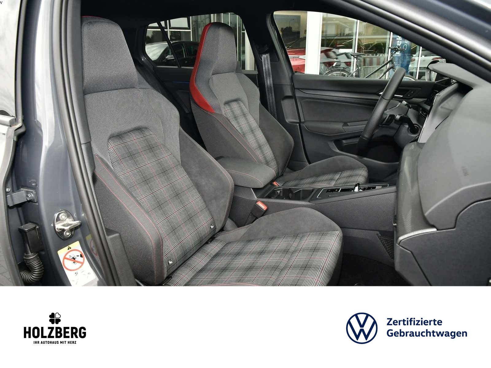 Fahrzeugabbildung Volkswagen Golf VIII 2.0 TSI DSG GTI NAVI+PANO+HUP+MATRIX