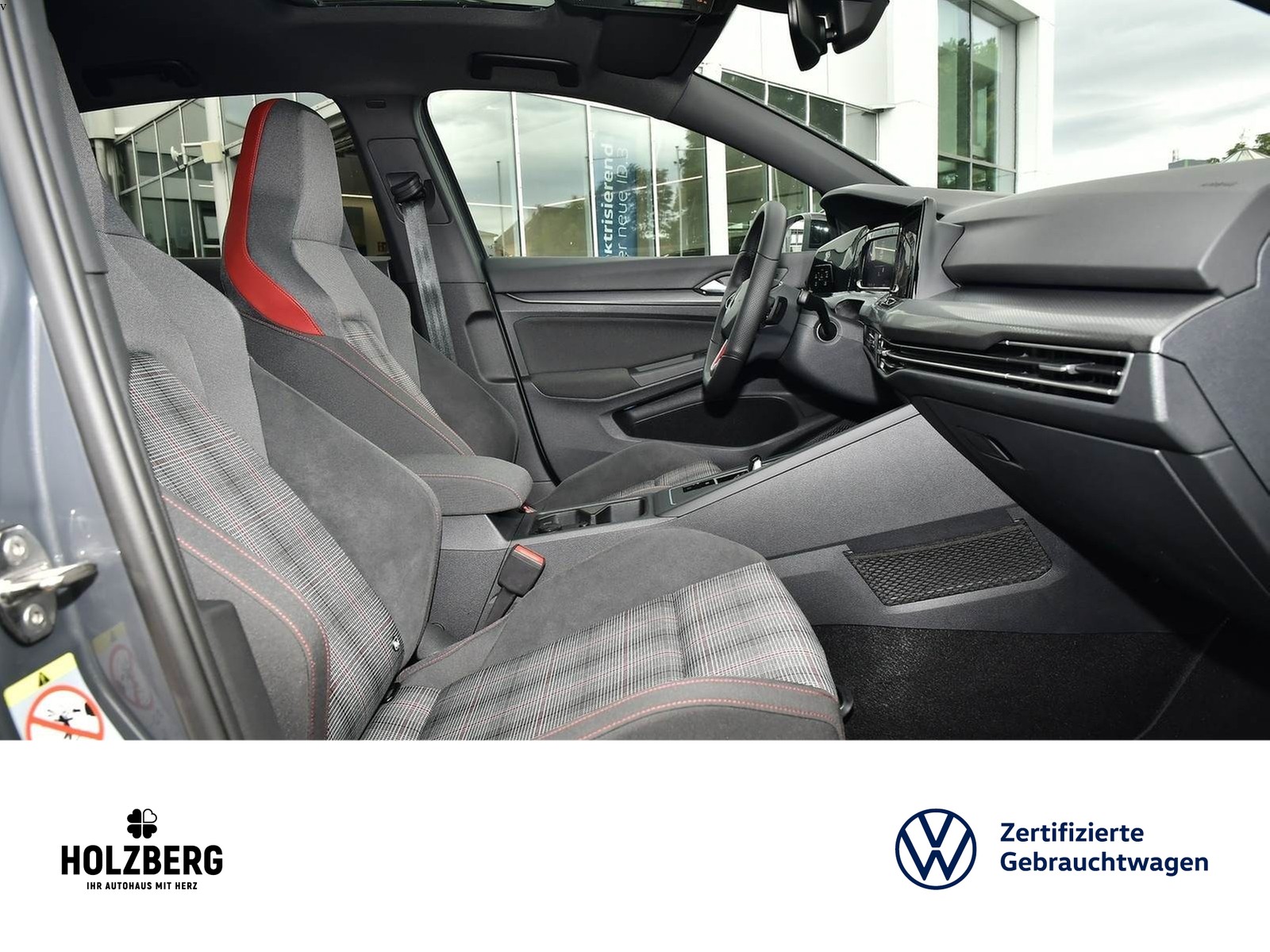 Fahrzeugabbildung Volkswagen Golf VIII 2.0 TSI DSG GTI NAVI+PANO+HUP+MATRIX