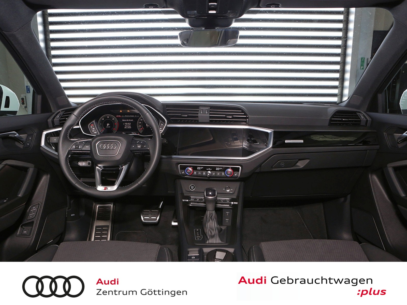 Fahrzeugabbildung Audi Q3 35 TDI S tronic S line +AHK+PANO+MATRIX LED