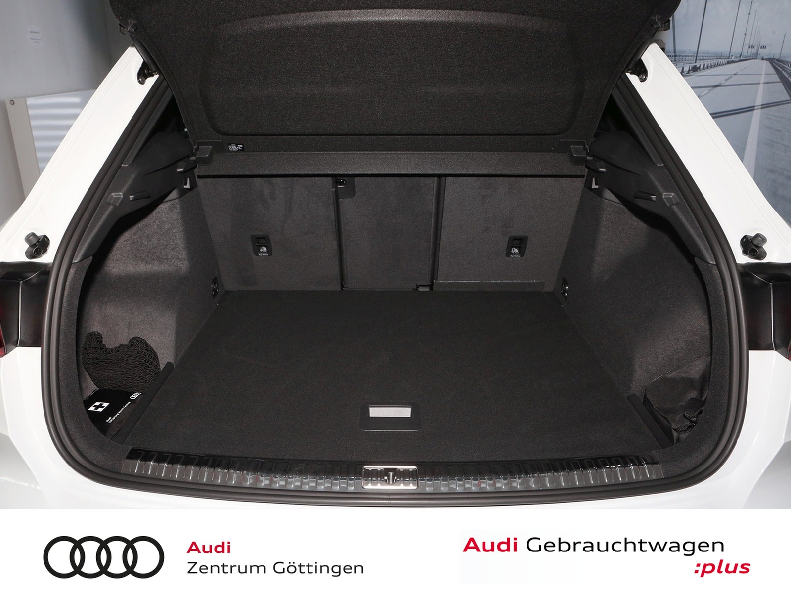 Fahrzeugabbildung Audi Q3 35 TDI S tronic S line +AHK+PANO+MATRIX LED