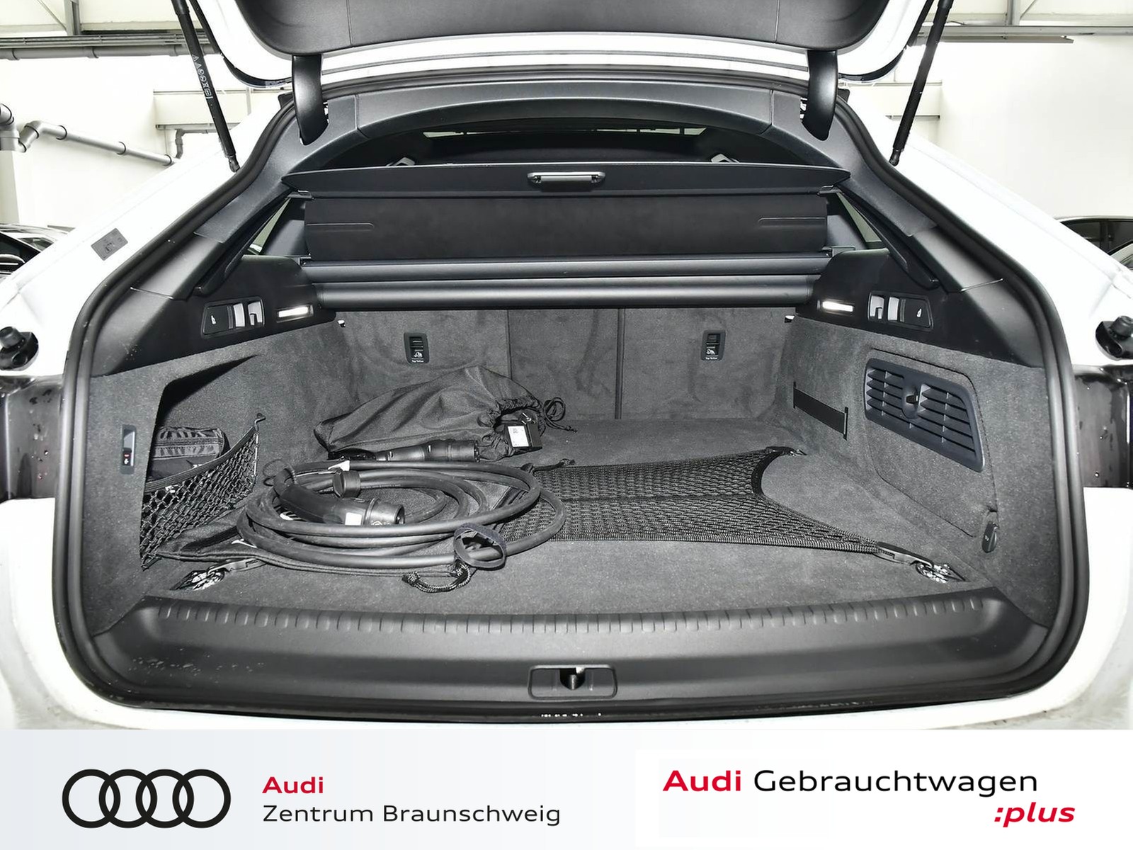 Fahrzeugabbildung Audi A6 Avant 55 TFSI e qu. S line HD MATRIX+PANO+AHK