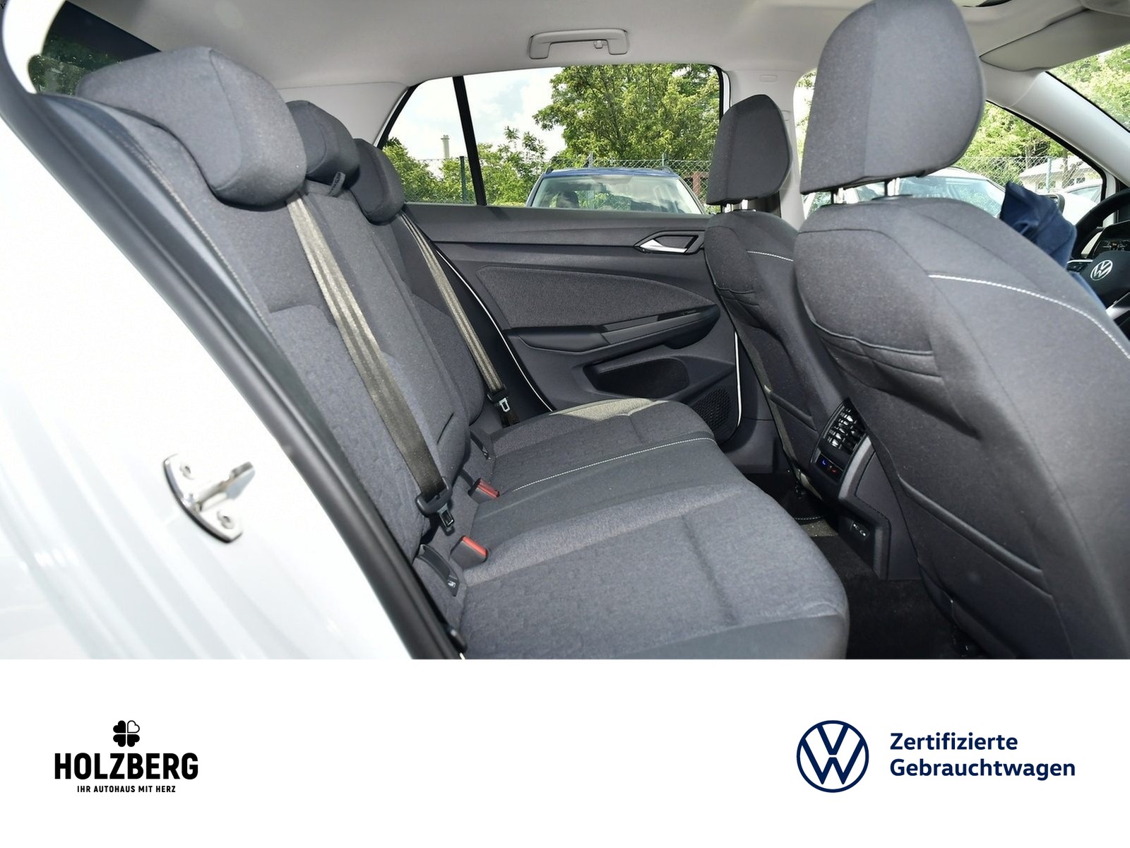 Fahrzeugabbildung Volkswagen Golf VIII 1.5 eTSI DSG Move PANO+NAVI+ACC+KAMERA