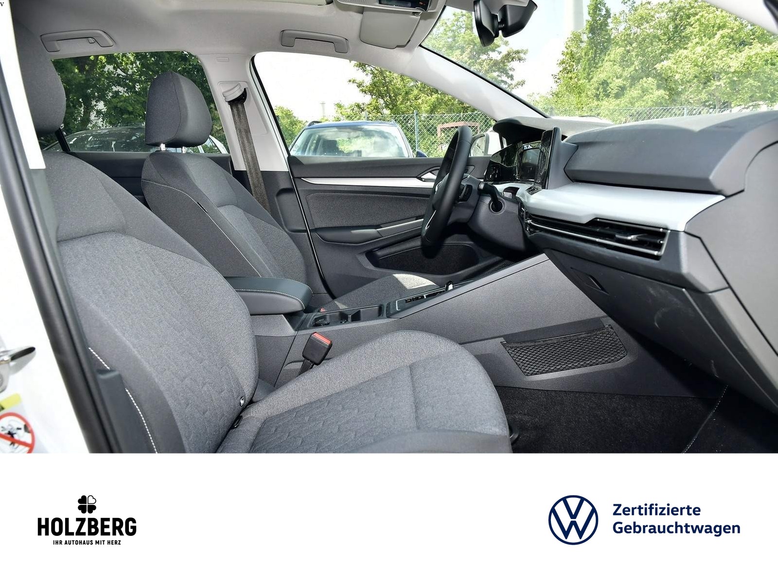 Fahrzeugabbildung Volkswagen Golf VIII 1.5 eTSI DSG Move PANO+NAVI+ACC+KAMERA